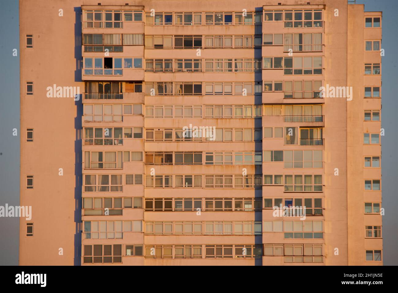 Detail der oberen Stockwerke von Sussex Heights, einem hohen Wohngebäude in Brighton, Brighton & Hove, East Sussex, England, Großbritannien Stockfoto