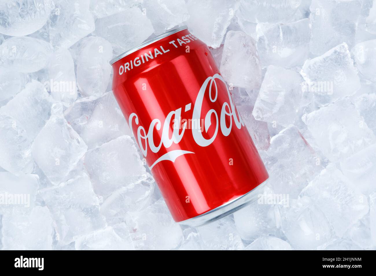 Stuttgart, Deutschland - 31. August 2021: Coca Cola Coca-Cola in einer Dose Limonade Softdrink auf Eiswürfeln in Stuttgart, Deutschland. Stockfoto