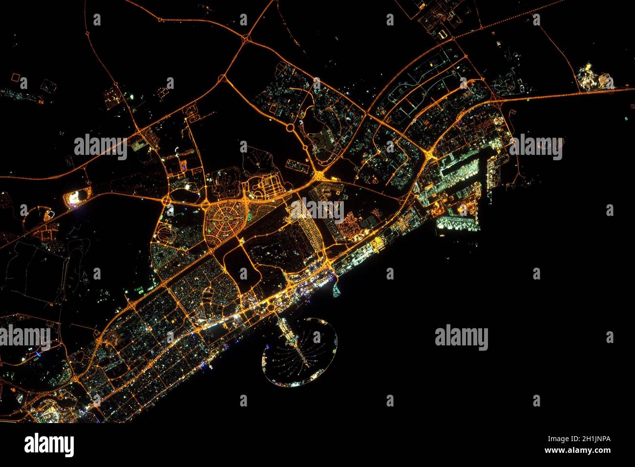 Ein Blick auf die Erde von der Internationalen Raumstation: Die Nachtlichter von Dubai und die künstlichen Palmeninseln. Eine optimierte und digital verbesserte Version eines NASA/ESA-Bildes. Obligatorische Gutschrift: NASA/ESA/T. Pesquet. Hinweis: Nutzungseinschränkungen: Nicht als Billigung zu präsentieren. Stockfoto