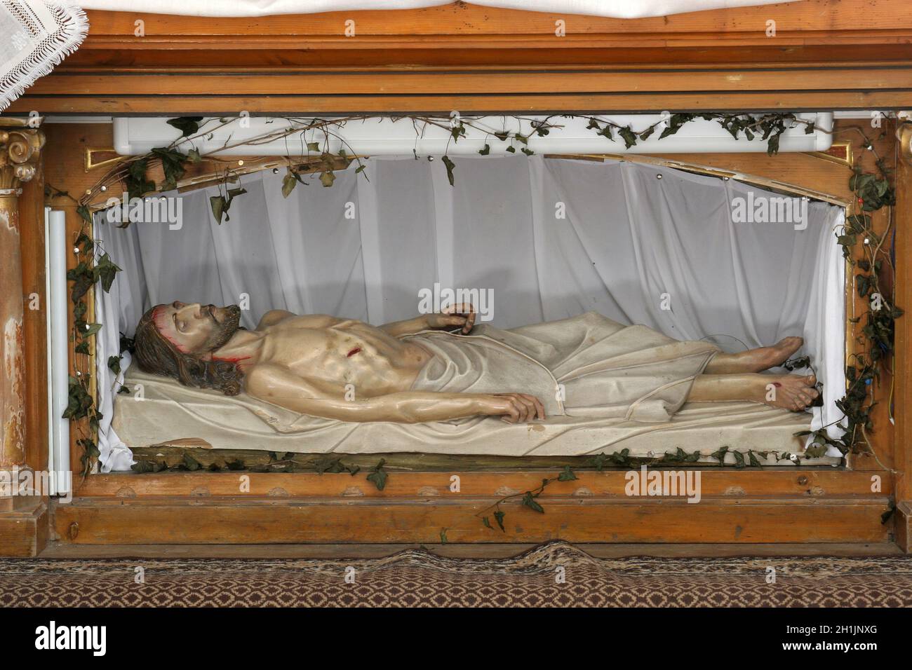 Jesus wird in das Grab gelegt. Stockfoto