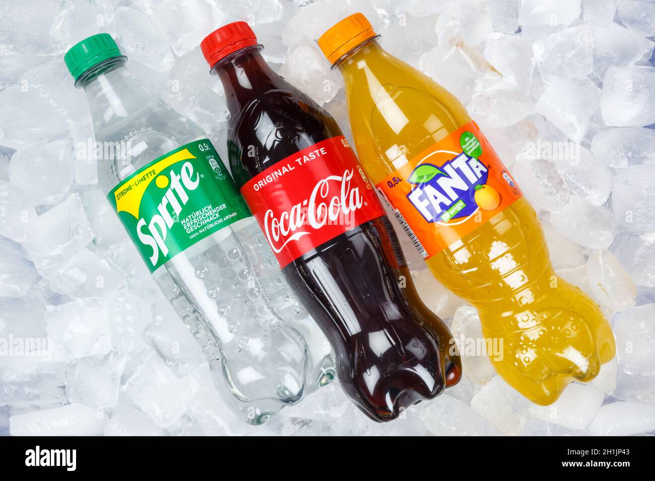 Stuttgart, 31. August 2021: Coca Cola Coca-Cola Fanta Sprite Limonade Getränke in Plastikflaschen auf Eiswürfeln in Stuttgart, Deutschland. Stockfoto