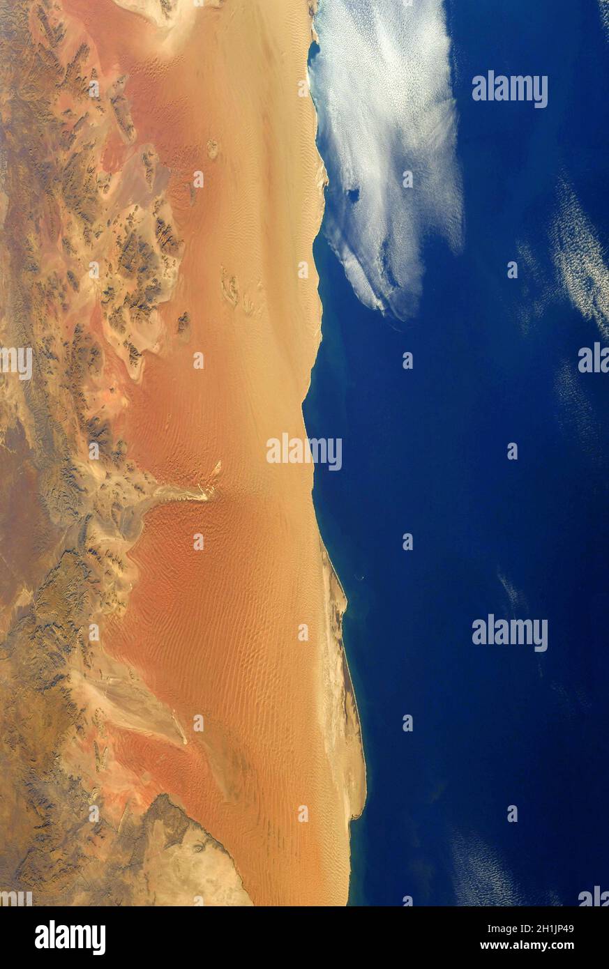 Ein Blick auf die Erde von der Internationalen Raumstation: .die Sanddünen Namibias eine optimierte und digital verbesserte Version eines NASA/ESA-Bildes. Obligatorische Gutschrift: NASA/ESA/T. Pesquet. Hinweis: Nutzungseinschränkungen: Nicht als Billigung zu präsentieren. Stockfoto