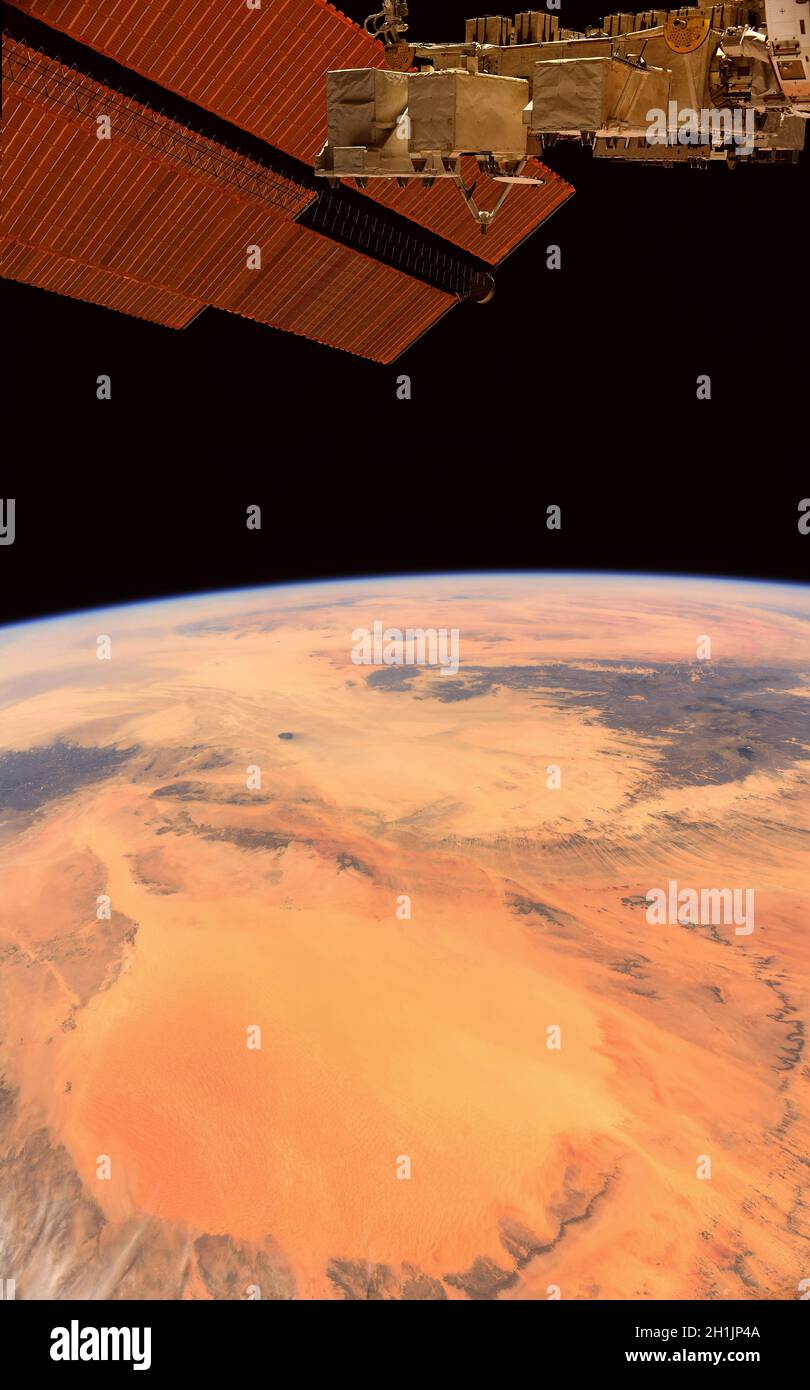 Ein Blick auf die Erde von der Internationalen Raumstation: Mars-ähnlich... die Farbe der Sahara-Wüste spiegelt sich auf die Internationale Raumstation zurück. Ê eine optimierte und digital verbesserte Version eines NASA/ESA-Bildes. Obligatorische Gutschrift: NASA/ESA/T. Pesquet. Hinweis: Nutzungseinschränkungen: Nicht als Billigung zu präsentieren. Stockfoto