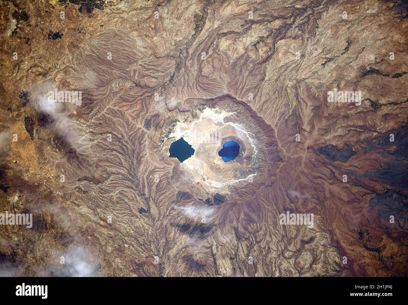 Ein Blick auf die Erde von der Internationalen Raumstation: Isolierte und farbenfrohe Caldera-Seen irgendwo zwischen Sudan und Tschad, Afrika Ê eine optimierte und digital verbesserte Version eines NASA/ESA-Bildes. Obligatorische Gutschrift: NASA/ESA/T. Pesquet. Hinweis: Nutzungseinschränkungen: Nicht als Billigung zu präsentieren. Stockfoto