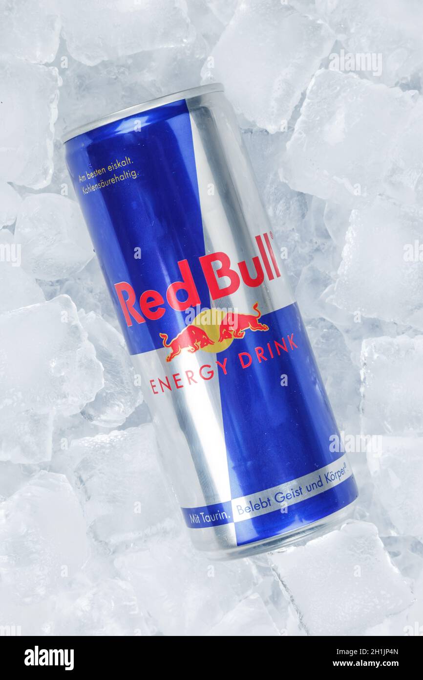 Stuttgart, 31. August 2021: Red Bull Energy Drink Limonade Softdrink in Dose auf Eiswürfeln im Hochformat in Stuttgart. Stockfoto