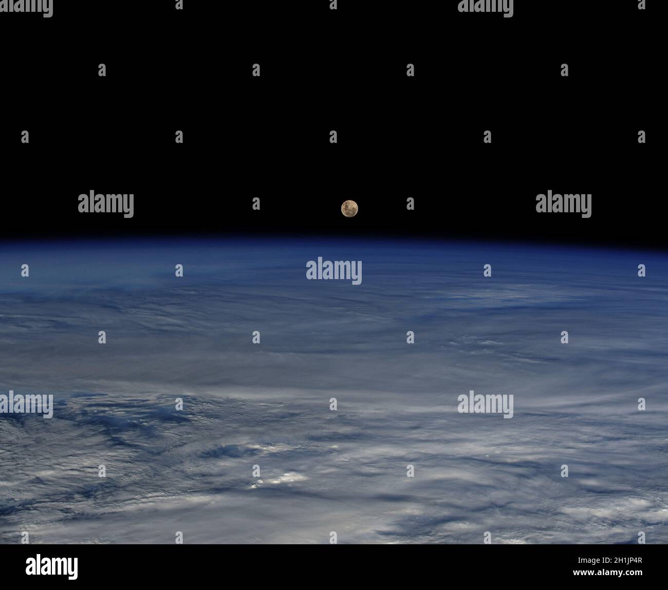 Ein Blick auf die Erde von der Internationalen Raumstation: Der Mond. In Zukunft werden immer mehr Missionen auf unseren natürlichen Satelliten ausgerichtet sein. Eine optimierte und digital verbesserte Version eines NASA/ESA-Bildes. Obligatorische Gutschrift: NASA/ESA/T. Pesquet. Hinweis: Nutzungseinschränkungen: Nicht als Billigung zu präsentieren. Stockfoto