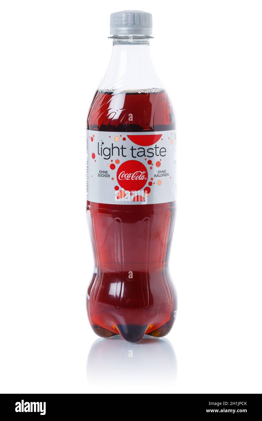 Stuttgart, Deutschland - 29. August 2021: Coca Cola Coca-Cola Light Cola Limonade Softdrinkflasche isoliert auf weißem Hintergrund in Stuttgart, Deutschland. Stockfoto