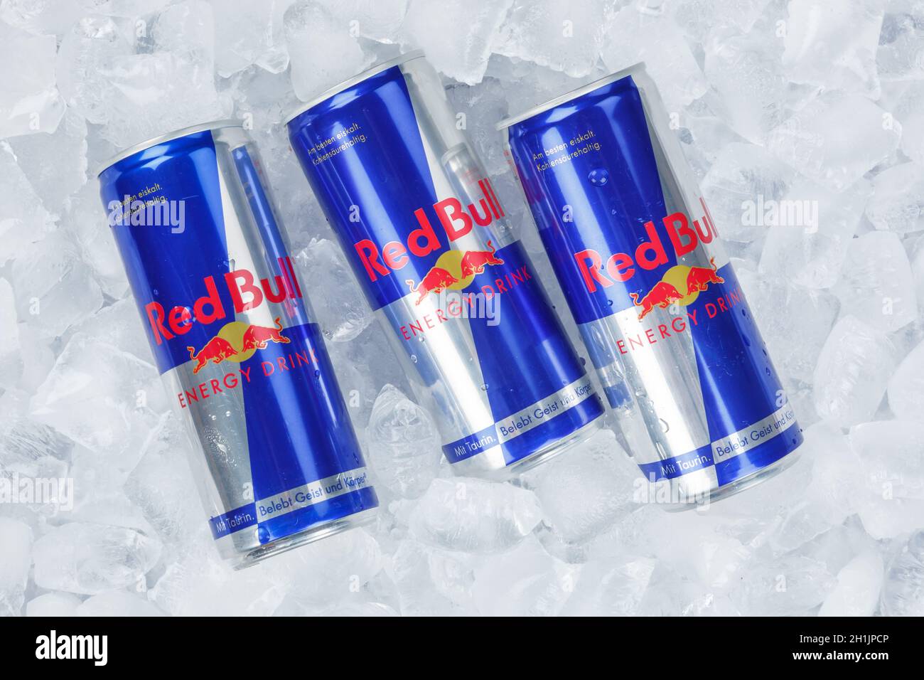 Stuttgart, 31. August 2021: Red Bull Energy Drink Limonade Softdrinks in Dosen auf Eiswürfeln in Stuttgart. Stockfoto