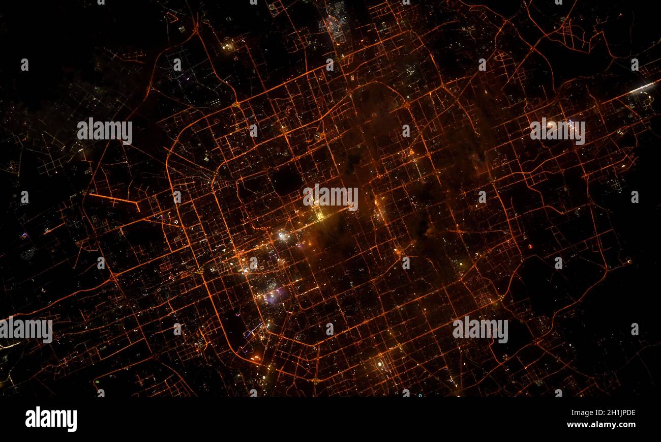 Ein Blick auf die Erde von der Internationalen Raumstation: Peking bei Nacht. China. Eine optimierte und digital verbesserte Version eines NASA/ESA-Bildes. Obligatorische Gutschrift: NASA/ESA/T. Pesquet. Hinweis: Nutzungseinschränkungen: Nicht als Billigung zu präsentieren. Stockfoto