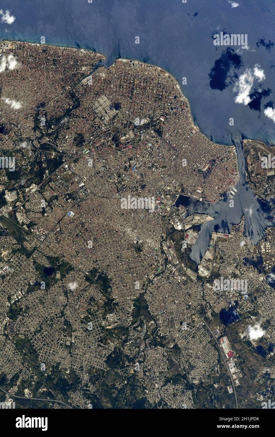 Ein Blick auf die Erde von der Internationalen Raumstation: Kuba und Havanna. Kubanische Küste. Eine optimierte und digital verbesserte Version eines NASA/ESA-Bildes. Obligatorische Gutschrift: NASA/ESA/T. Pesquet. Hinweis: Nutzungseinschränkungen: Nicht als Billigung zu präsentieren. Stockfoto