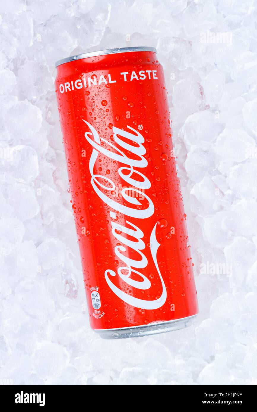 Stuttgart, Deutschland - 17. Januar 2021: Coca Cola Coca-Cola in einer Dose Limonade Softdrink auf Eiswürfeln Hochformat in Stuttgart, Deutschland. Stockfoto