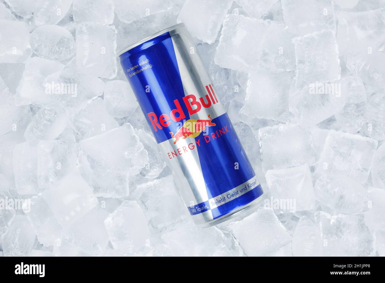 Stuttgart, 31. August 2021: Red Bull Energy Drink Limonade Softdrink in Dose auf Eiswürfeln in Stuttgart. Stockfoto