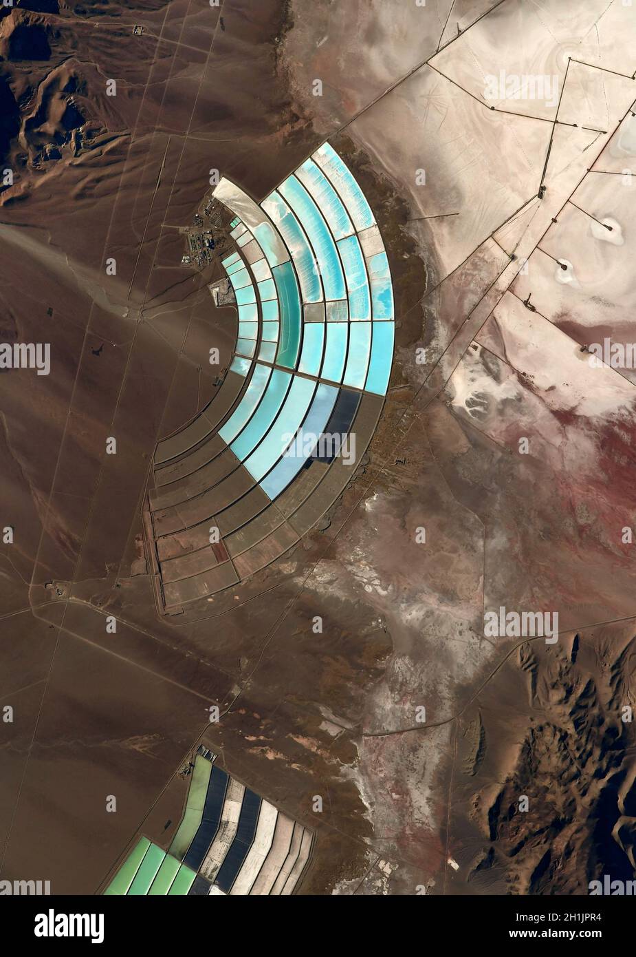Ein Blick auf die Erde von der Internationalen Raumstation: Mineralreservoirs, die Anden Peru/Bolivien. Eine optimierte und digital verbesserte Version eines NASA/ESA-Bildes. Obligatorische Gutschrift: NASA/ESA/T. Pesquet. Hinweis: Nutzungseinschränkungen: Nicht als Billigung zu präsentieren. Stockfoto