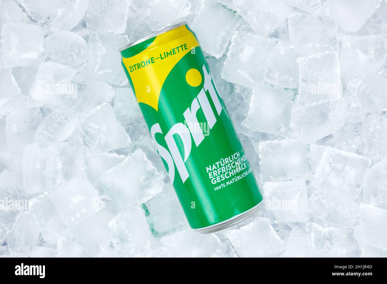 Stuttgart, Deutschland - 31. August 2021: Limonadenspritze in einer Dose auf Eiswürfeln in Stuttgart. Stockfoto