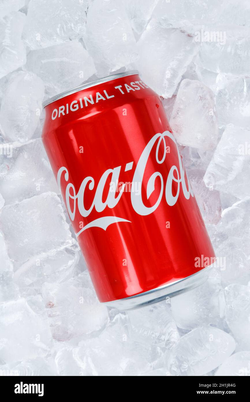 Stuttgart, Deutschland - 31. August 2021: Coca Cola Coca-Cola in einer Dose Limonade Softdrink auf Eiswürfeln Hochformat in Stuttgart, Deutschland. Stockfoto