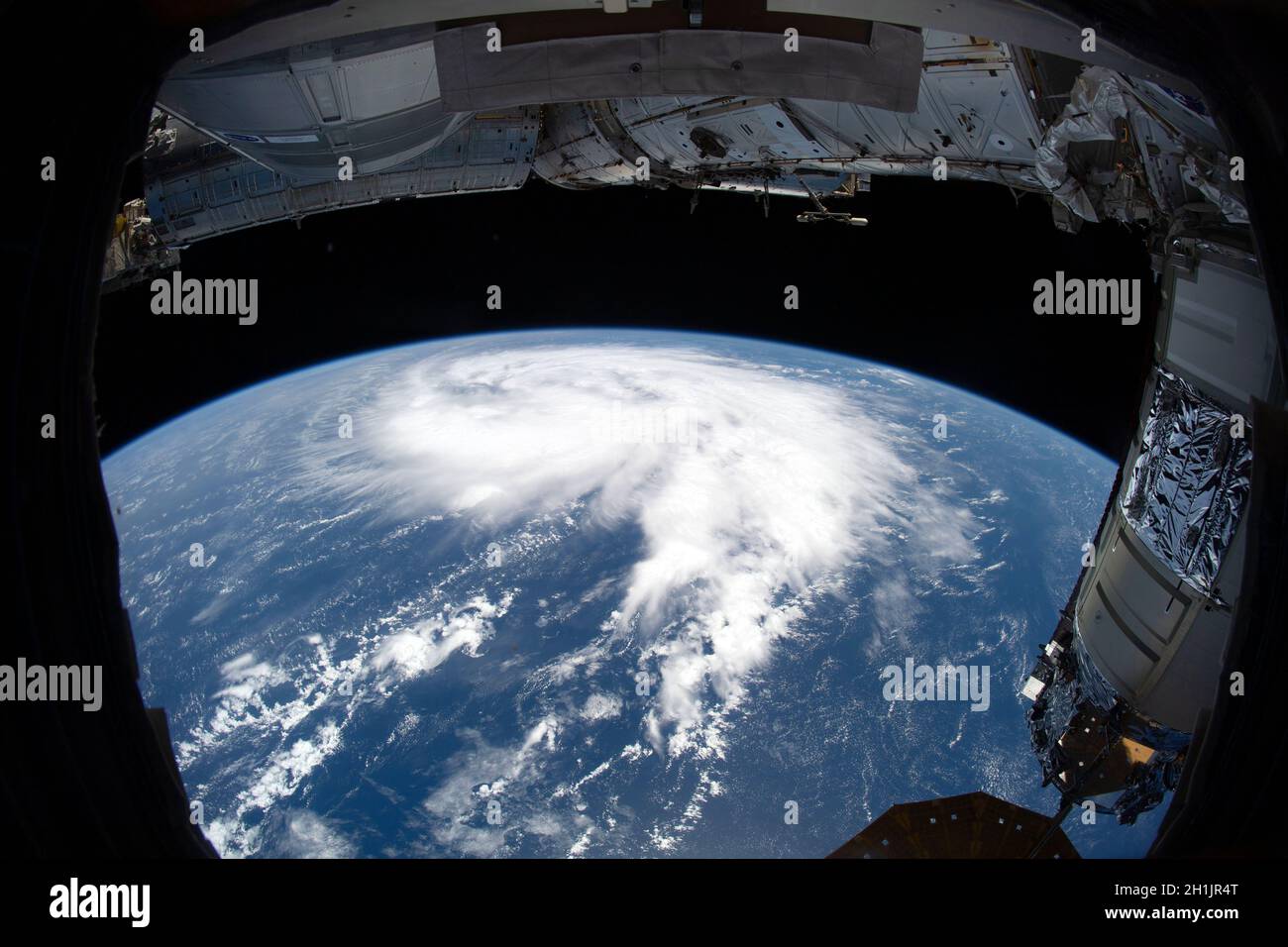 Weitwinkelansicht von der Internationalen Raumstation der Erde und einem tropischen Sturm (Tropical Storm Victor) im Atlantischen Ozean Stockfoto