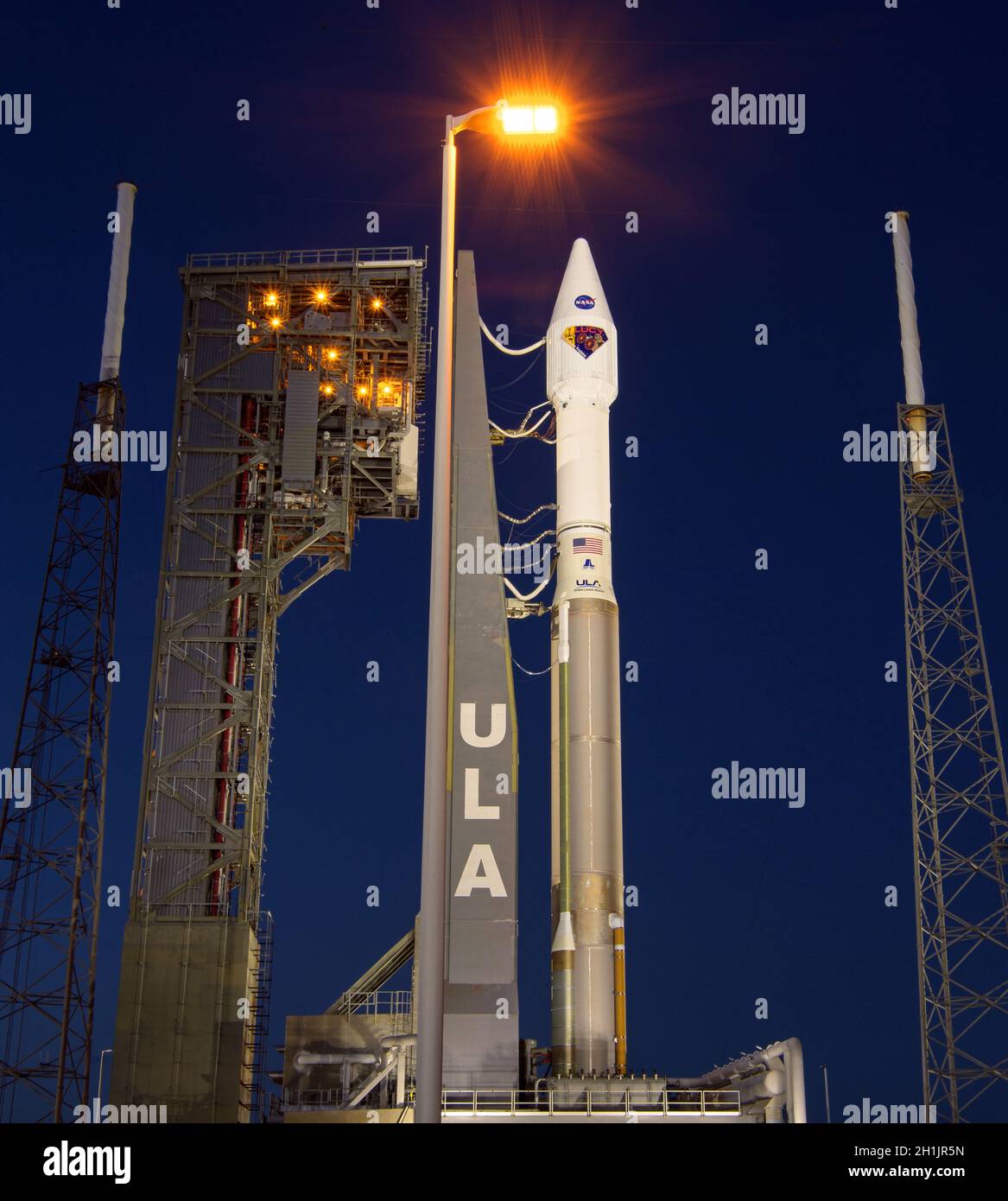Eine ATLAS V-Rakete der United Launch Alliance mit der Raumsonde Lucy an Bord des Pre-Launch am 14. Oktober 2021 auf der Cape Canaveral Space Force Station, Florida. Lucy wird die erste Raumsonde sein, die Jupiters Trojanische Steroide untersucht. Lucy wird unser Wissen über die planetarischen Ursprünge und die Bildung des Sonnensystems revolutionieren. Eine optimierte und digital verbesserte Version eines NASA-Bildes vom Senior NASA-Fotografen Bill Ingalls; obligatorische Gutschrift NASA / B. Ingalls Stockfoto