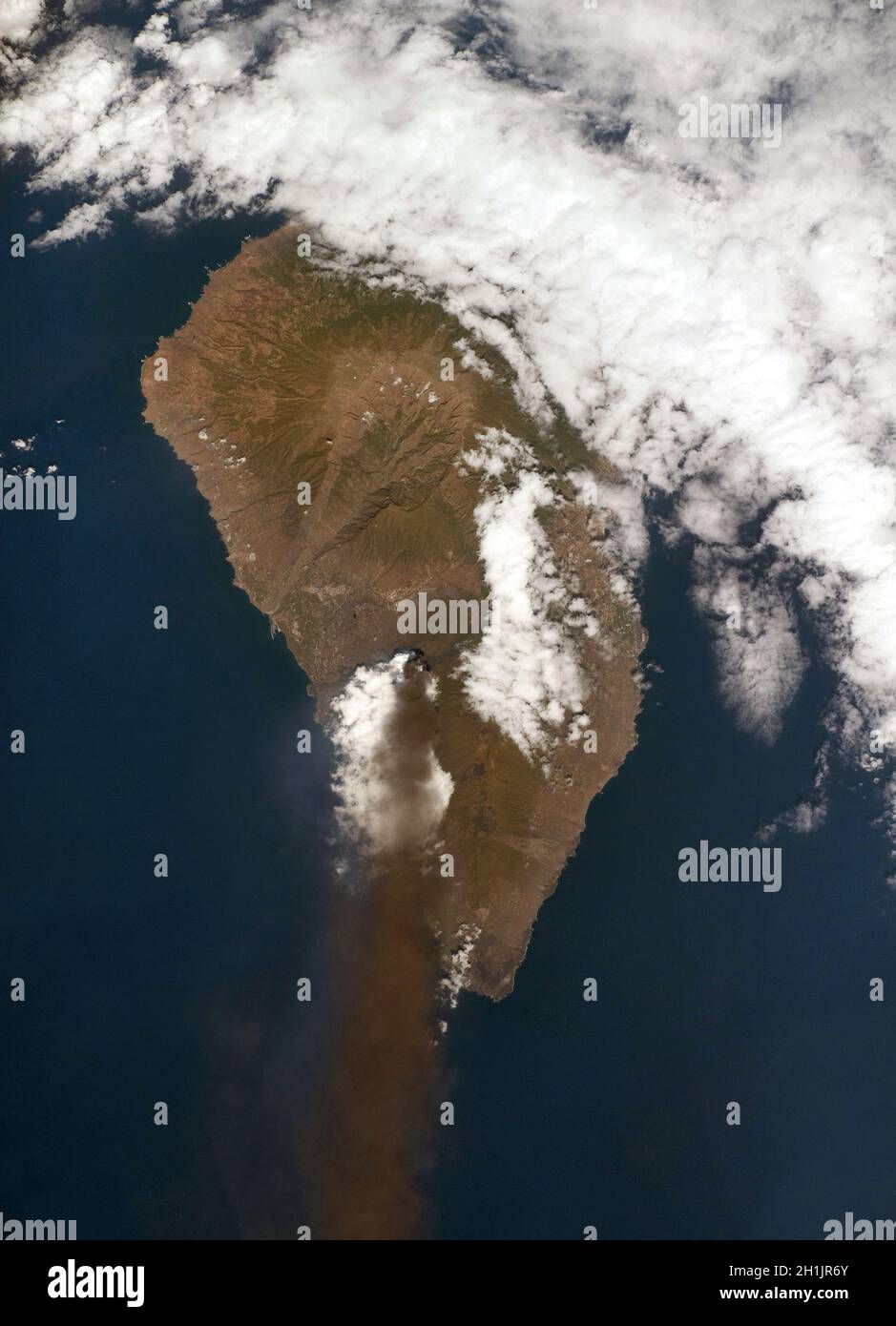 Vulkan Cumbre Vieja, Insel La Palma, Kanarische Inseln, Spanien. Die vulkanische Wolke enthält eine Mischung aus Asche, Schwefeldioxid und anderen vulkanischen Gasen. Der Vulkan brach zuletzt 1971 aus. Der Ausbruch von 2021 begann am 19. September. Dieses Bild wurde von der Internationalen Raumstation am 4. Oktober 2021 aufgenommen. Eine optimierte und digital verbesserte Version eines NASA/ESA-Bildes. Obligatorische Gutschrift: NASA/ESA/T. Pesquet. Hinweis: Nutzungseinschränkungen: Nicht als Billigung zu präsentieren. Stockfoto