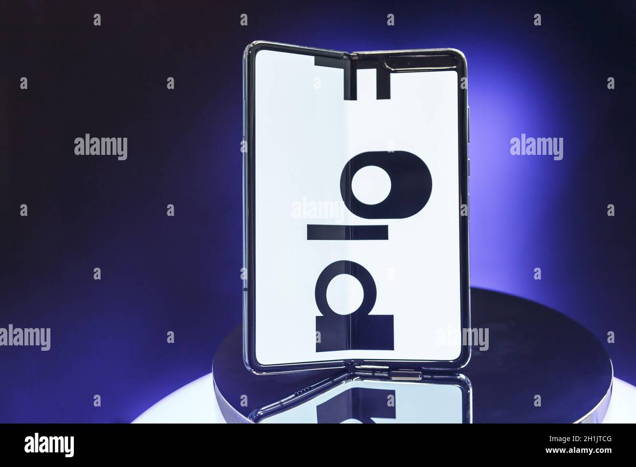 Minsk, Weißrussland - Dezember 25, 2019: Das Anzeigen der neue Samsung Galaxy Falten 5G. Klappbare Touchscreen smartphone zur Präsentation im Schaufenster der t Stockfoto