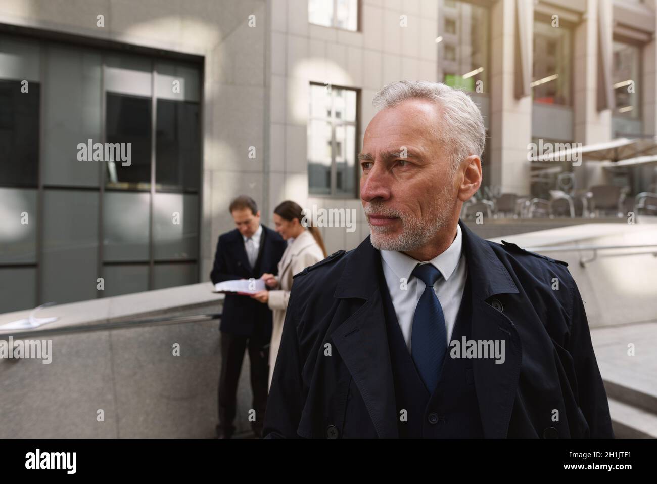 Geschäftsmann aus dem Büro blicken weit nach vorne Stockfoto