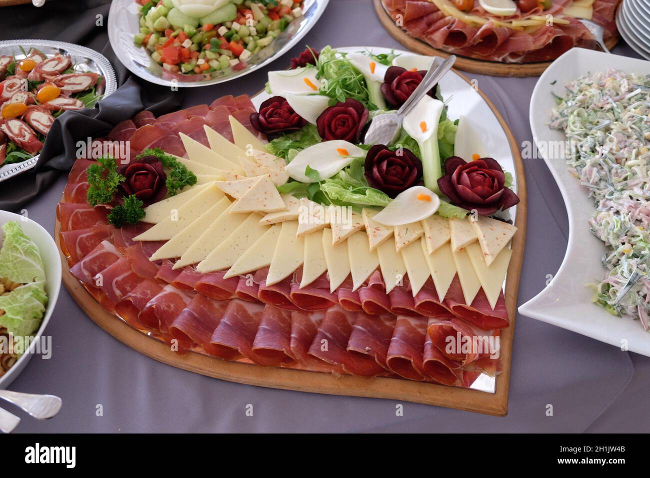 Klassische kroatische Vorspeise Teller mit feinen kroatischen geschnittenen Schinken und Käse Stockfoto