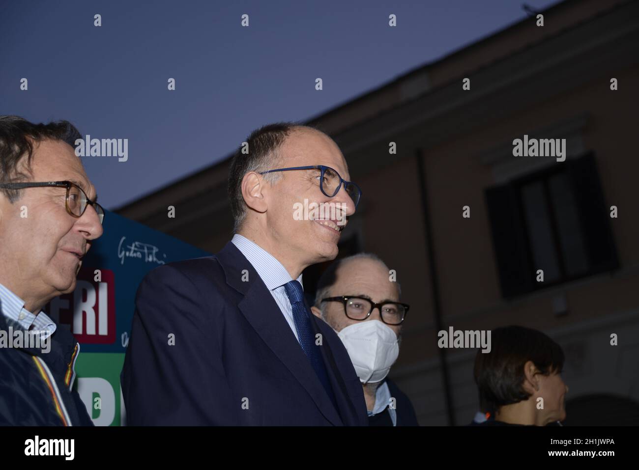 Roberto Gualtieri vince le elezioni e diventa sindaco di Roma- 18/10/2021. Festeggiamenti auf der Piazza Santissimi Apostoli Stockfoto