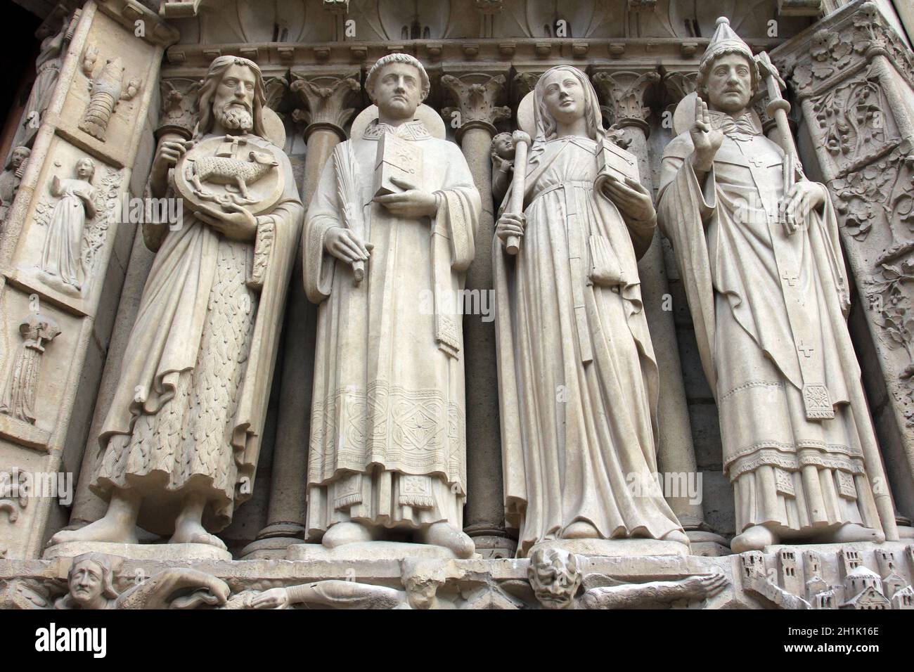 Paris, Kathedrale Notre-Dame, Portal der Jungfrau Maria, von links nach rechts: Der heilige Johannes der Täufer, der heilige Stephanus, der heilige Genevieve und der heilige Papst Sylvester Stockfoto