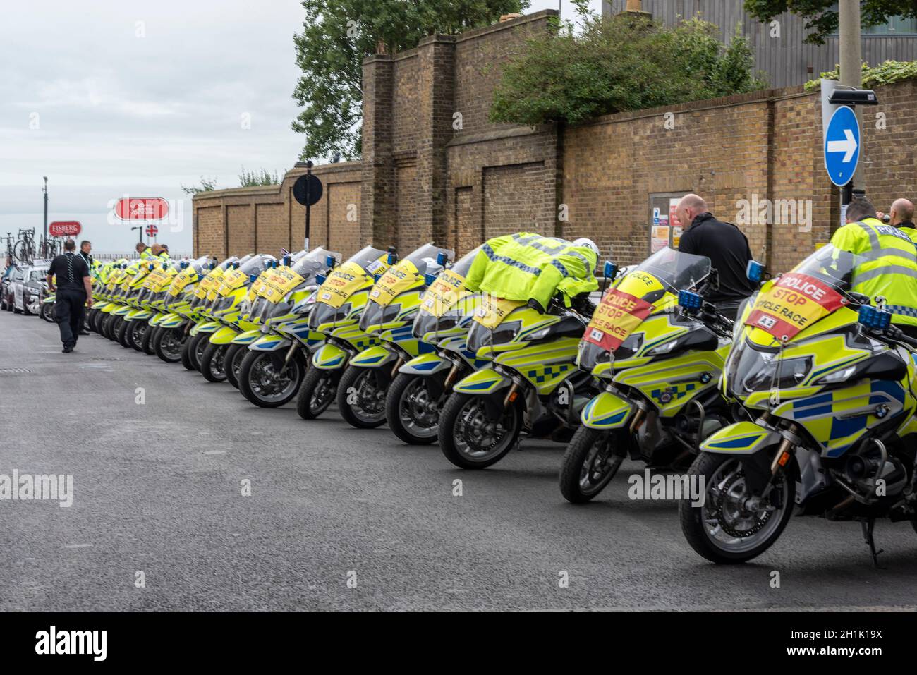 Polizei- und Eventmotorräder, die bereit sind, die rollenden Straßensperren für das Radrennen der AJ Bell Women's Tour durch Essex zu bedienen. Polizeiarbeit Stockfoto