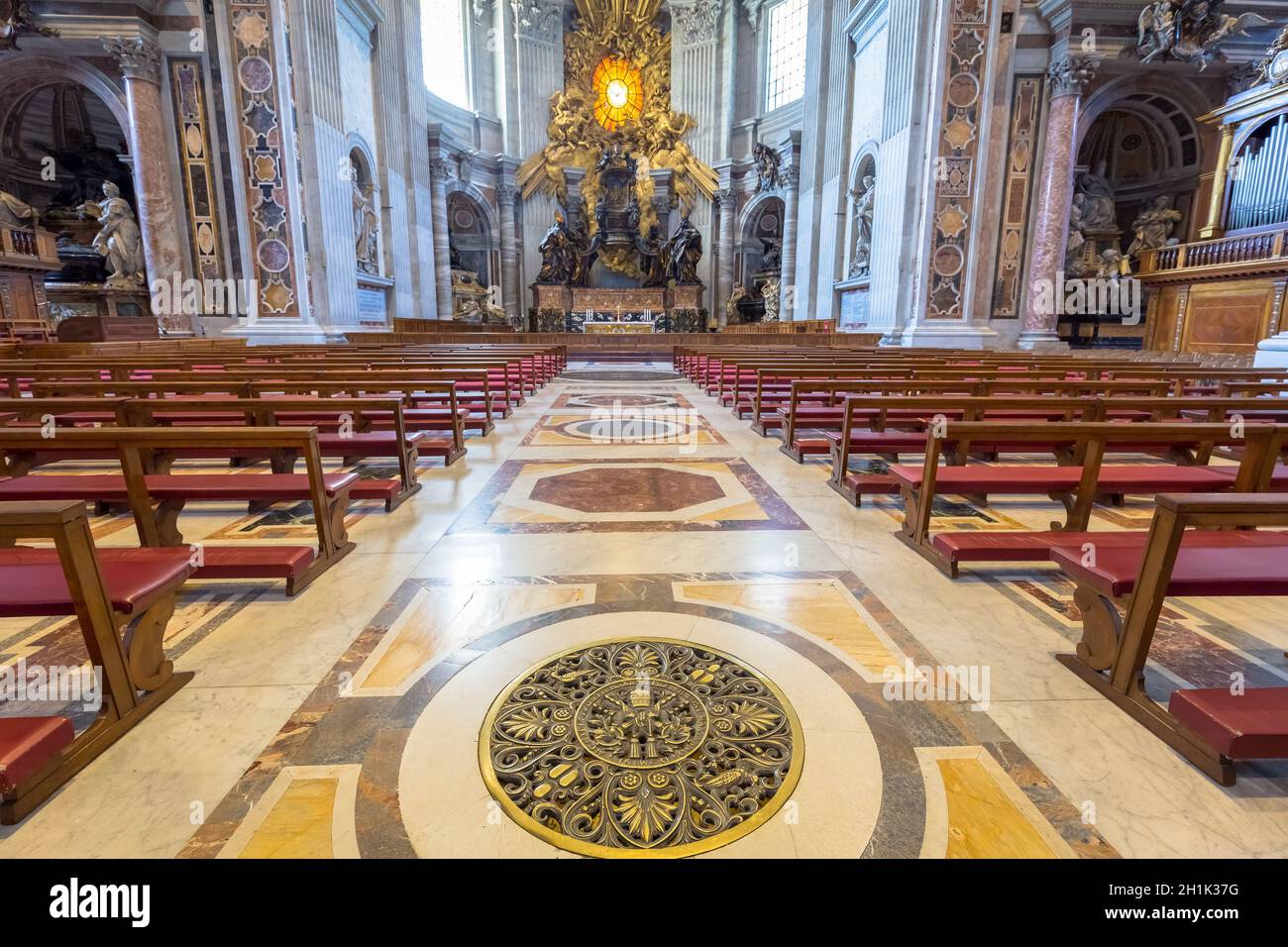 Saint Peter Basilika, Vatikan in Rom: Innenraum mit Bernini Heiliger Geist Taube im Hintergrund Stockfoto