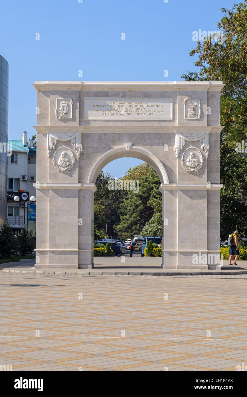 Anapa, Russland - 17. September 2020: Triumphbogen zu Ehren des Sieges im russisch-türkischen Krieg auf dem Theaterplatz in Anapa Stockfoto