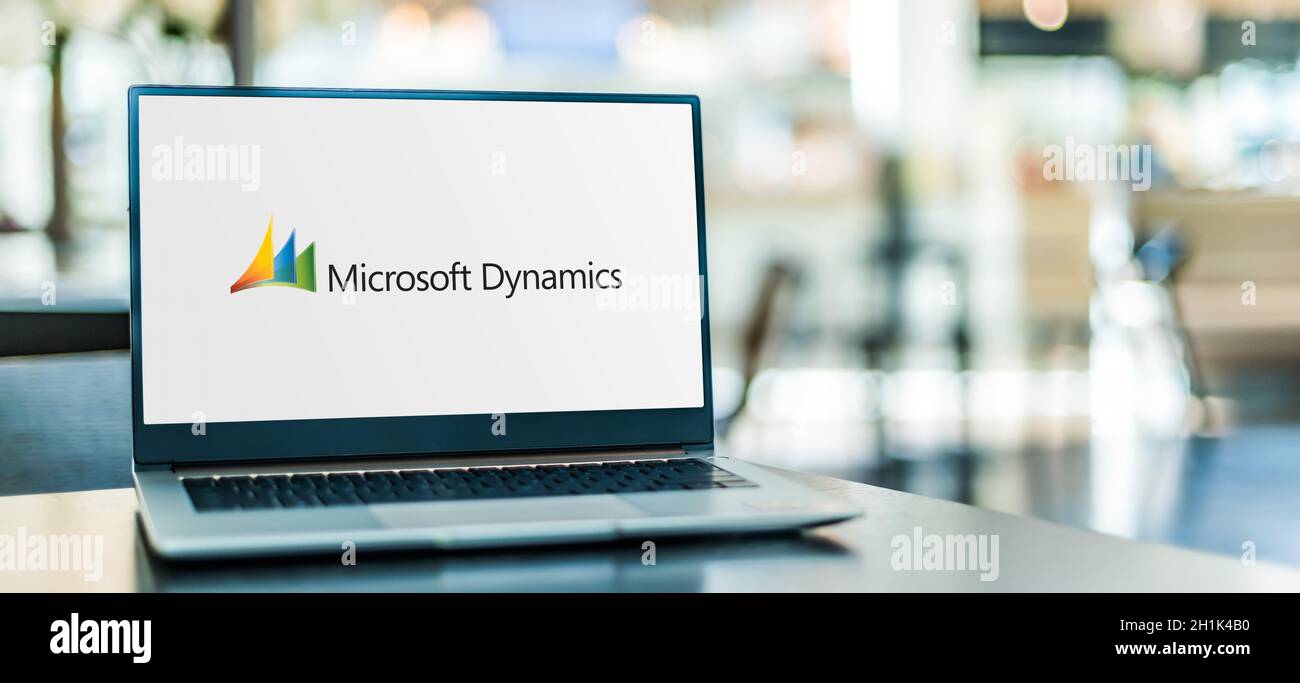 POZNAN, POL - SEP 23, 2020: Laptop-Computer mit Logo von Microsoft Dynamics, einer Linie von Enterprise Resource Planning (ERP) und Kundenbeziehungen Stockfoto