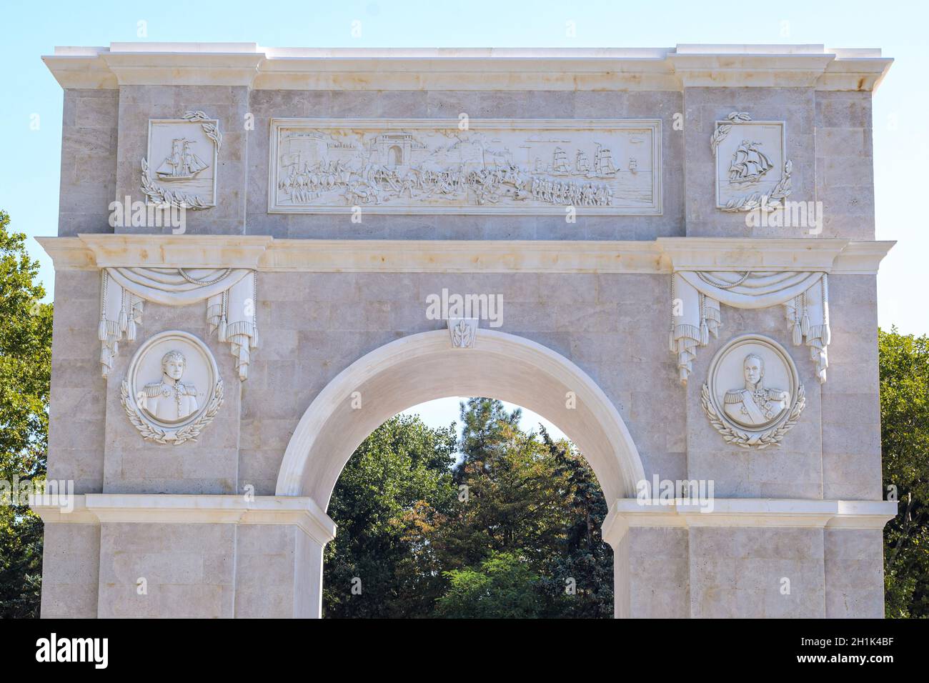 Anapa, Russland - 17. September 2020: Der obere Teil der Skulptur ist ein Triumphbogen zu Ehren des Sieges im russisch-türkischen Krieg am Theat Stockfoto