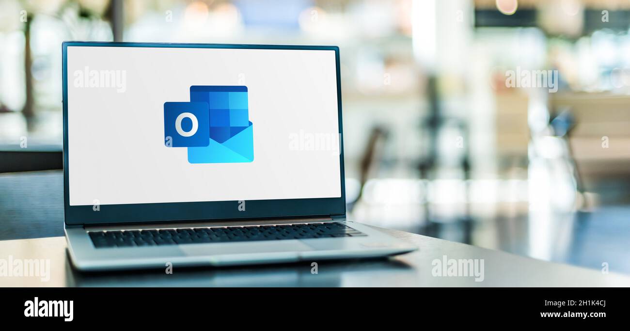 POZNAN, POL - SEP 23, 2020: Laptop-Computer mit Logo von Microsoft Outlook-Programm, Teil der Office-Familie Software und Dienstleistungen entwickelt von Stockfoto