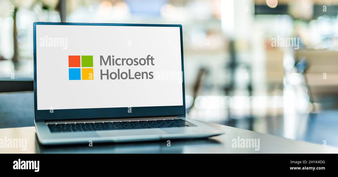 POZNAN, POL - SEP 23, 2020: Laptop-Computer mit Logo von Microsoft HoloLens, ein Paar Mixed-Reality-Smartglasses von entwickelt und hergestellt Stockfoto