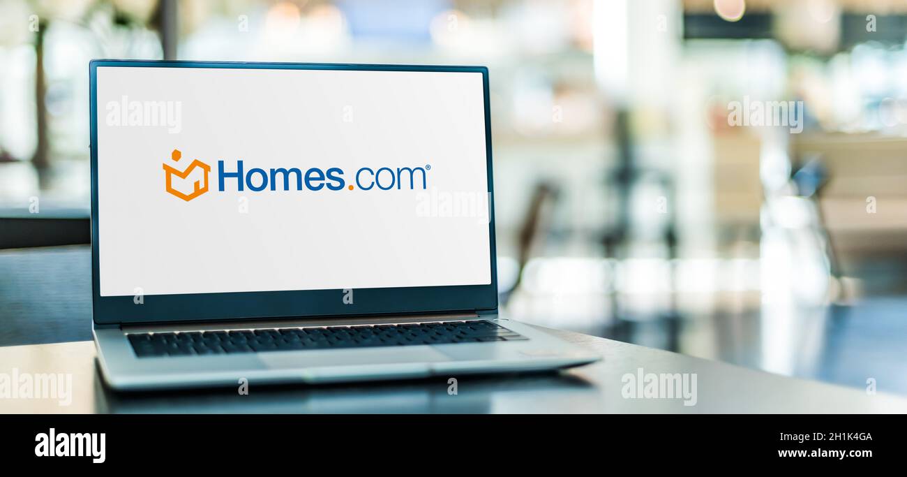 POZNAN, POL - SEP 23, 2020: Laptop-Computer mit Logo von Homes.com, Inc., einem Immobilienportal, Tochtergesellschaft von Dominion Enterprises Stockfoto