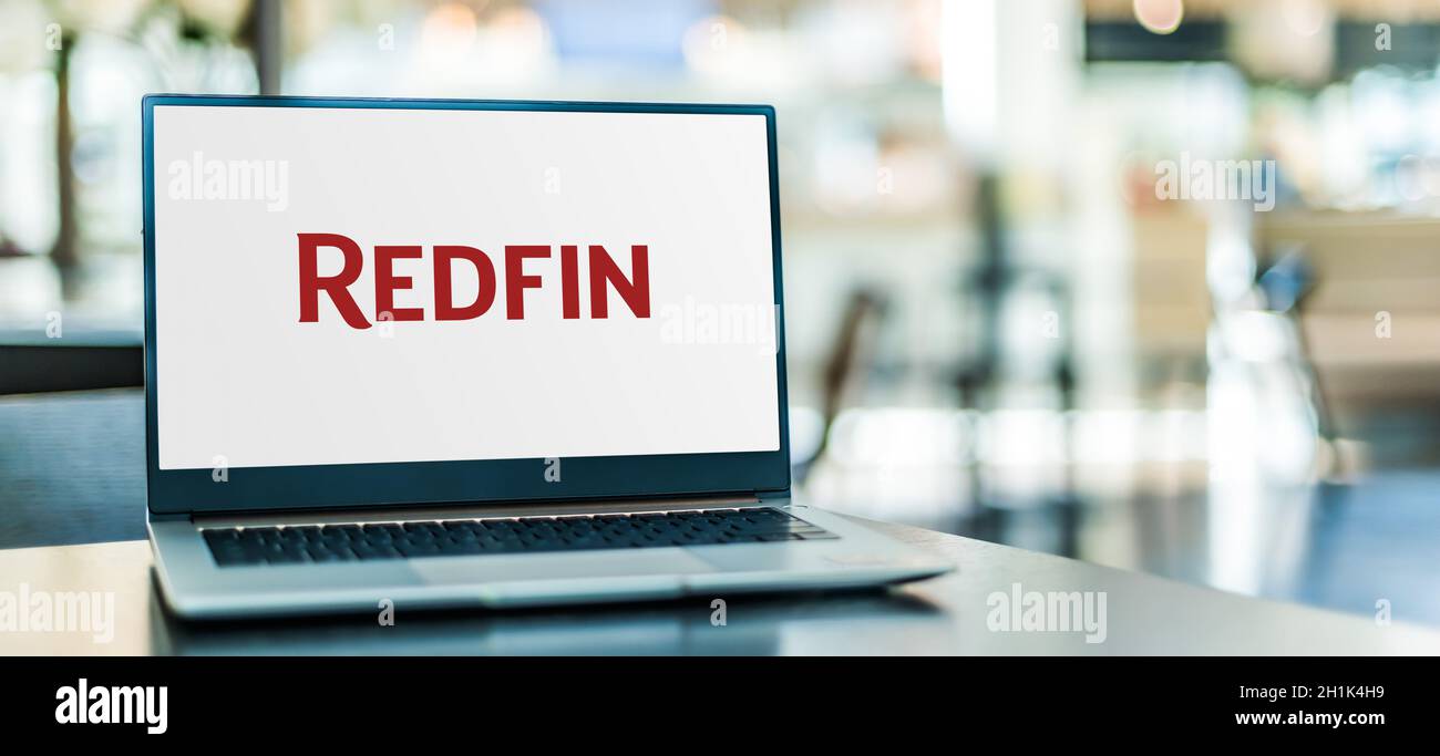 POZNAN, POL - SEP 23, 2020: Laptop-Computer mit Logo von Redfin, einem Immobilienmakler mit Sitz in Seattle, WA, USA Stockfoto