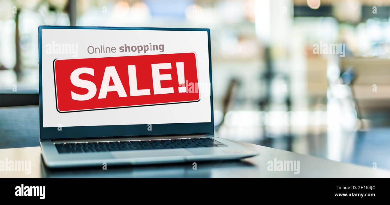 Laptop-Computer, der ein kommerzielles Verkaufsschild auf der Internet-Shopping-Website anzeigt. E-Commerce Stockfoto