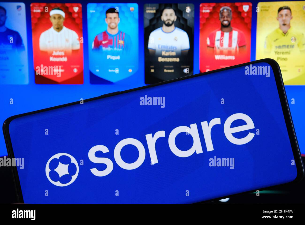 SORARE-Logo auf dem Smartphone und seiner Website auf dem unscharfen Hintergrund zu sehen. Sorare ist eine virtuelle Spielplattform. Konzept. Stafford, Großbritannien, Octo Stockfoto