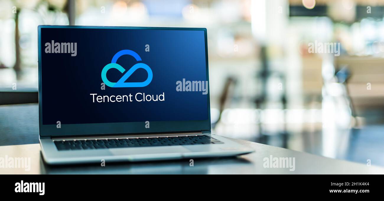 POZNAN, POL - SEP 23, 2020: Laptop-Computer mit Logo der Tencent Cloud, High-Performance-Cloud-Computing-Service von Tencent, Stockfoto