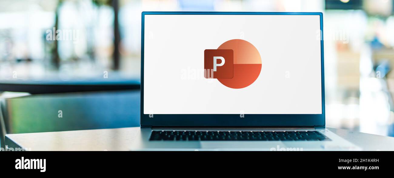 POZNAN, POL - SEP 23, 2020: Laptop-Computer mit Logo von Microsoft PowerPoint, ein Präsentationsprogramm, Teil der Office-Familie Software und se Stockfoto