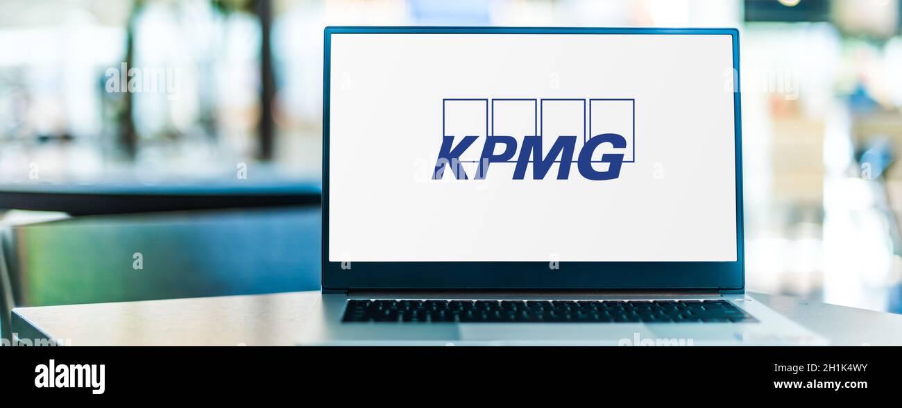 POZNAN, POL - SEP 23, 2020: Laptop-Computer mit Logo von KPMG, einem multinationalen Netzwerk für professionelle Dienstleistungen und Rechnungswesen. Stockfoto