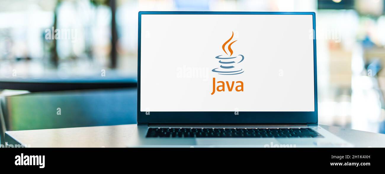 POZNAN, POL - SEP 23, 2020: Laptop-Computer mit dem Logo von Java, einer von Sun Microsystems entwickelten allgemeinen Programmiersprache Stockfoto
