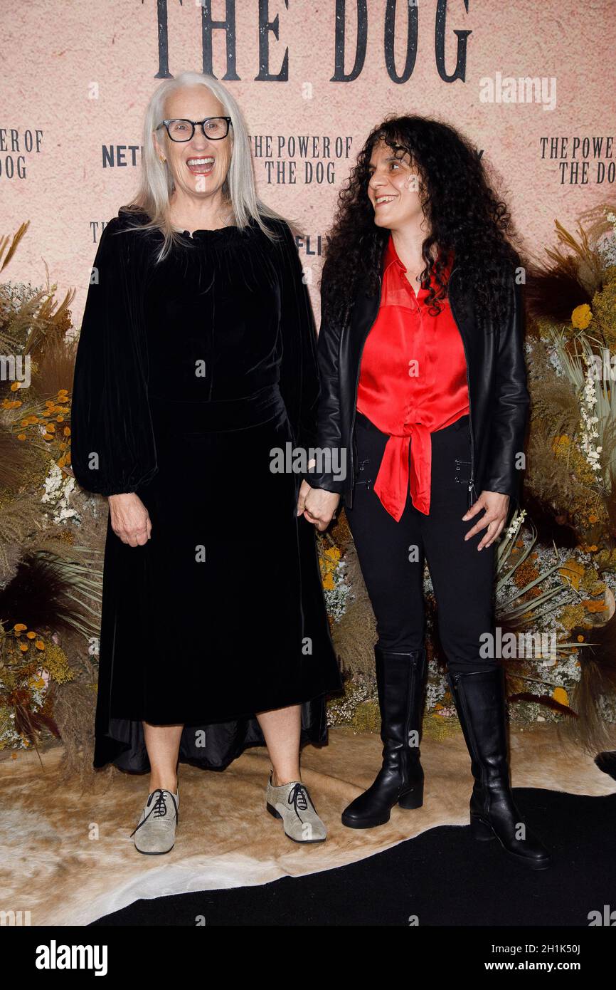 Paris, Frankreich, 18. Oktober 2021. Regisseurin Jane Campion, Produzentin Tanya Seghatchian bei der Premiere von The Power of the Dog, die am 18. Oktober 2021 im UGC Normandie Champs Elysees in Paris, Frankreich, stattfand. Foto von David Boyer/ABACAPRESS.COM Stockfoto