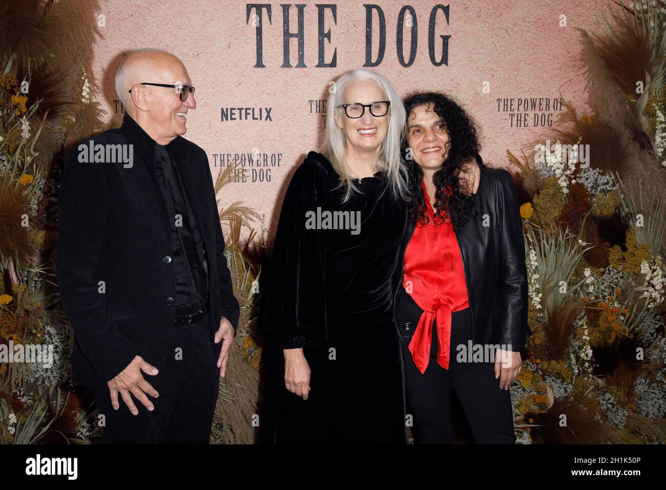 Paris, Frankreich, 18. Oktober 2021. Produzent Roger Frappier, Regisseurin Jane Campion, Produzentin Tanya Seghatchian bei der Premiere von The Power of the Dog, die am 18. Oktober 2021 im UGC Normandie Champs Elysees in Paris, Frankreich, stattfand. Foto von David Boyer/ABACAPRESS.COM Stockfoto