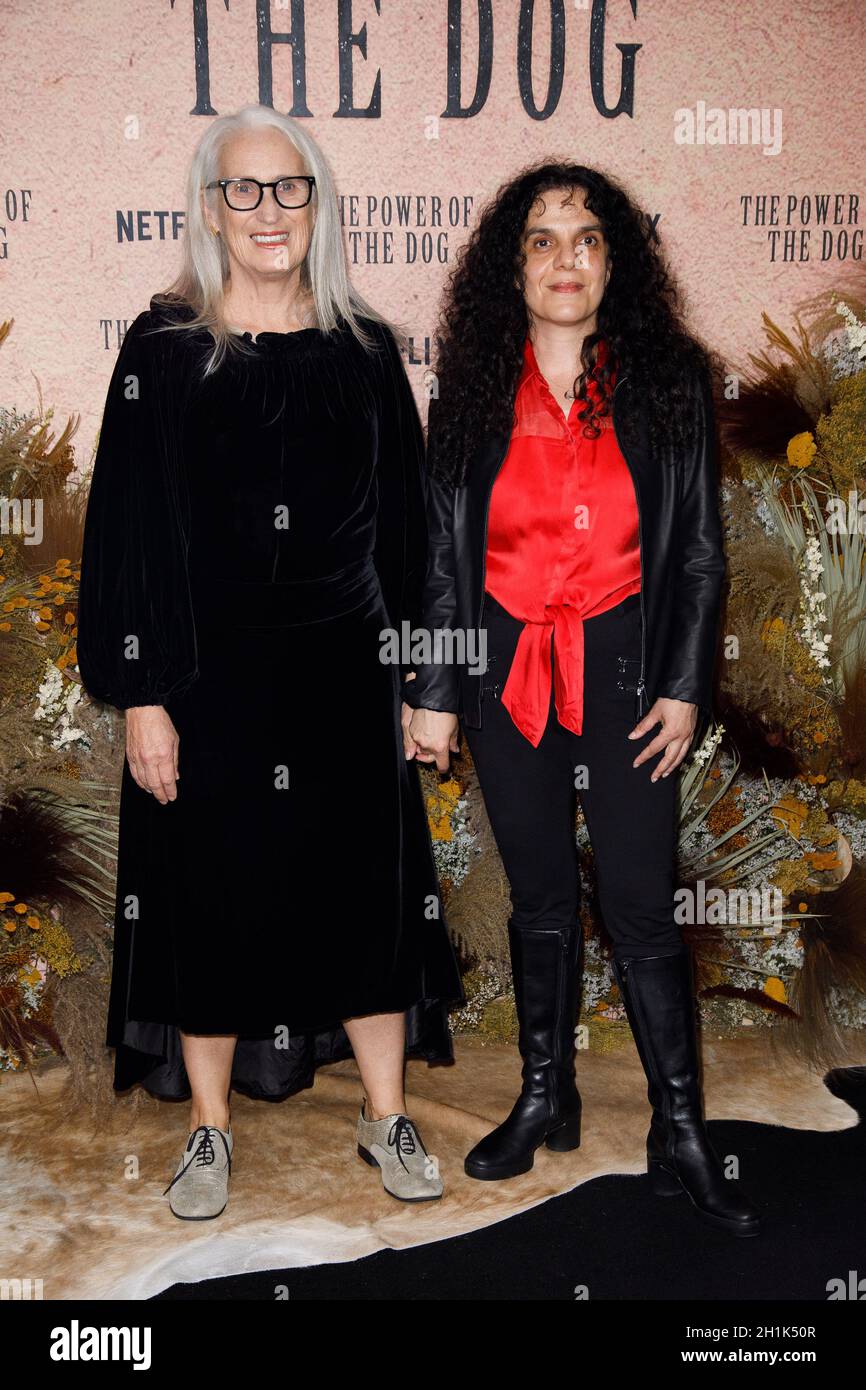 Paris, Frankreich, 18. Oktober 2021. Regisseurin Jane Campion, Produzentin Tanya Seghatchian bei der Premiere von The Power of the Dog, die am 18. Oktober 2021 im UGC Normandie Champs Elysees in Paris, Frankreich, stattfand. Foto von David Boyer/ABACAPRESS.COM Stockfoto