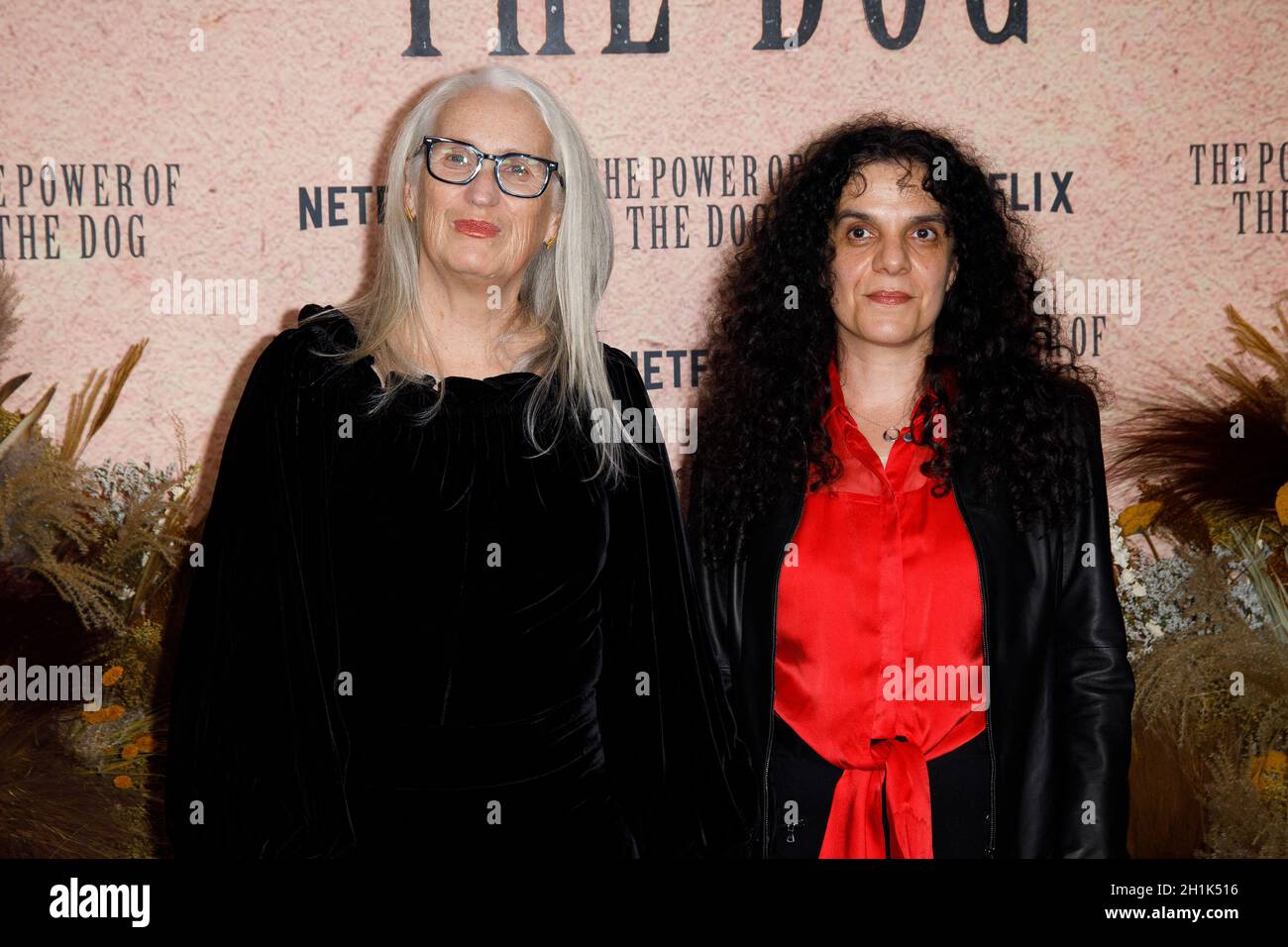 Paris, Frankreich, 18. Oktober 2021. Regisseurin Jane Campion, Produzentin Tanya Seghatchian bei der Premiere von The Power of the Dog, die am 18. Oktober 2021 im UGC Normandie Champs Elysees in Paris, Frankreich, stattfand. Foto von David Boyer/ABACAPRESS.COM Stockfoto