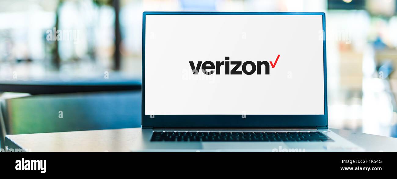 POZNAN, POL - SEP 23, 2020: Laptop-Computer mit Logo von Verizon Communications Inc., einem amerikanischen multinationalen Telekommunikationskonzern Stockfoto