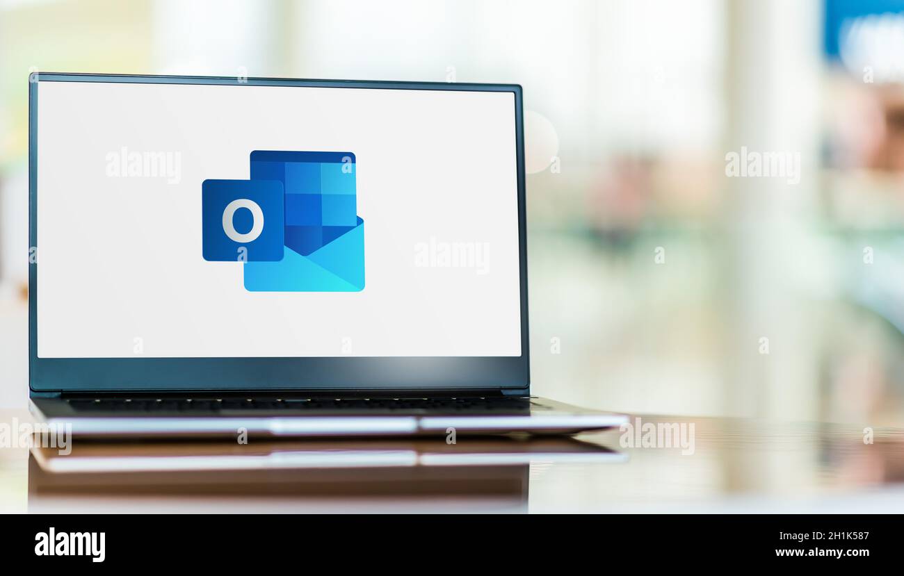 POZNAN, POL - SEP 23, 2020: Laptop-Computer mit Logo von Microsoft Outlook-Programm, Teil der Office-Familie Software und Dienstleistungen entwickelt von Stockfoto