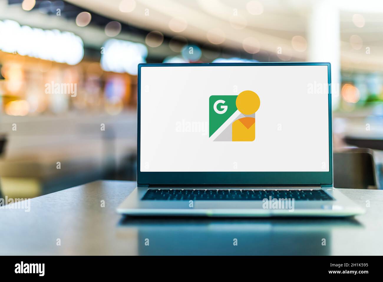 POZNAN, POL - SEP 23, 2020: Laptop-Computer mit dem Logo von Google Street View, einer Technologie, die in Google Maps und Google Earth zum Einsatz kommt Stockfoto