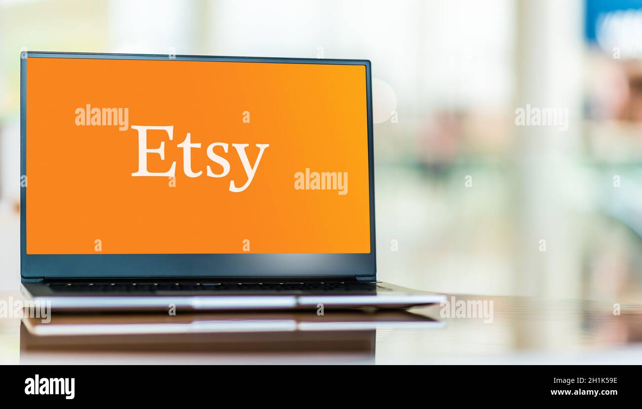 POZNAN, POL - SEP 23, 2020: Laptop-Computer mit Logo von Etsy, einer E-Commerce-Website, die sich auf handgefertigte oder Vintage-Artikel und Bastelbedarf konzentriert Stockfoto